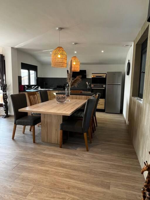 Chalet Moderne Au Bord D'Un Lac Saint-Sauveur-les-Bray Экстерьер фото