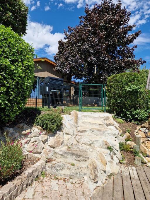 Chalet Moderne Au Bord D'Un Lac Saint-Sauveur-les-Bray Экстерьер фото